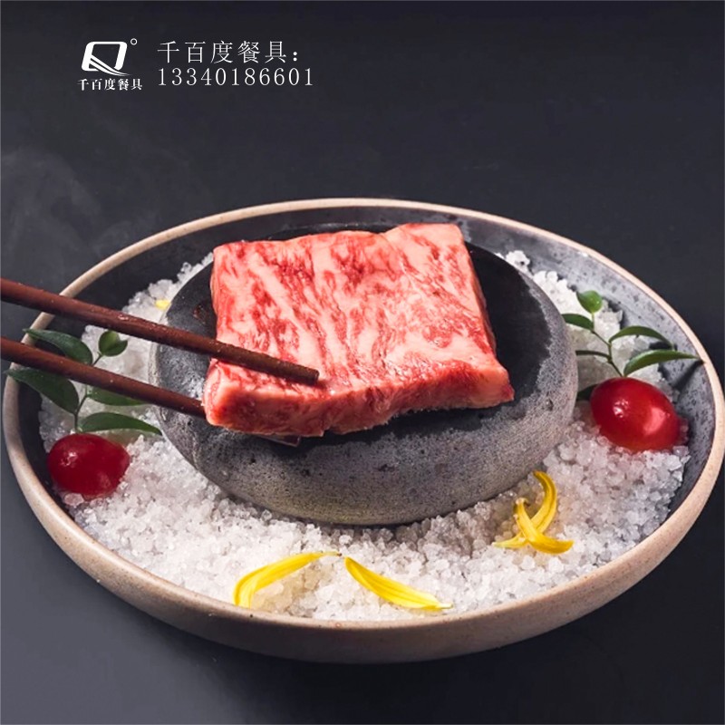 酒店创意火山石餐具烤牛排盘岩石烤肉日韩料理意境菜特色石头盘子