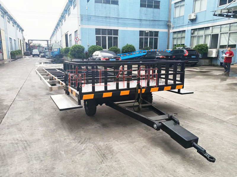 4吨铝花纹板工具拖车底盘