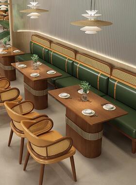 西厅茶餐桌厅靠墙卡座沙实发日RYM料餐餐饮主题餐厅藤编木椅组合