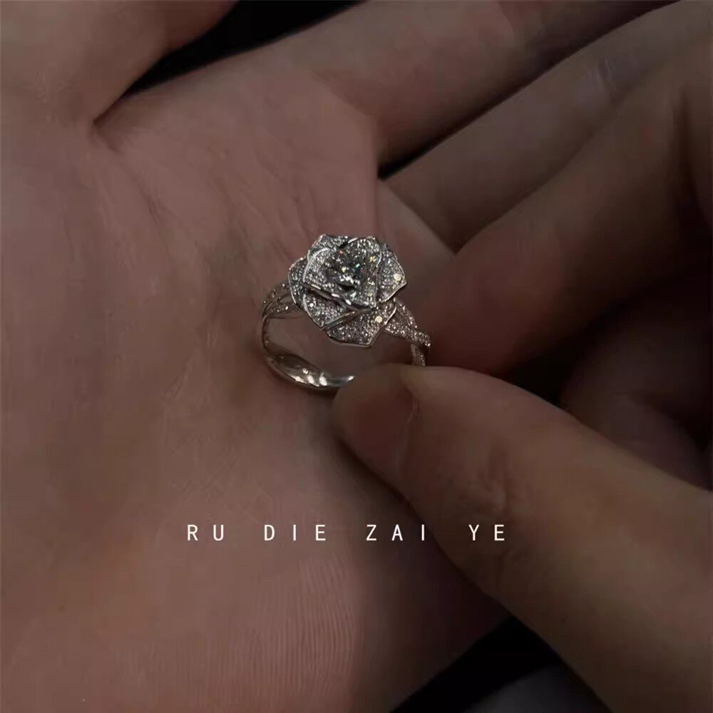 如蝶在野月下玫瑰戒指~清冷感锆石微镶立体玫瑰轻奢高级感指环