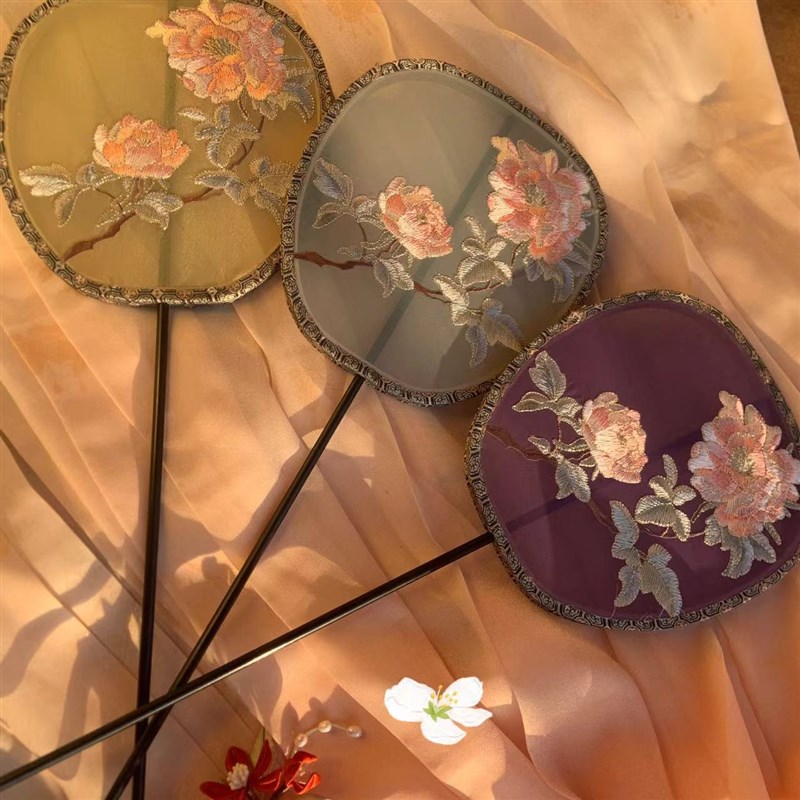 牡丹绣花富贵明制汉服国风长柄团扇流苏异形古典刺绣舞蹈拍摄道具