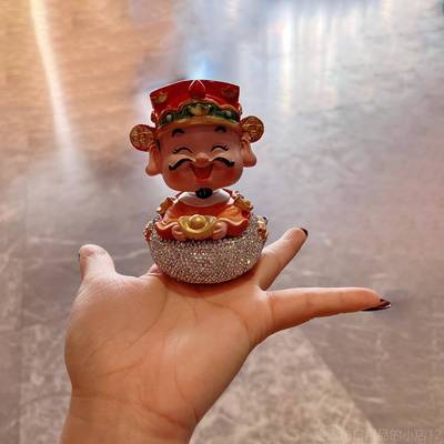 高档汽车财轻意奢颜摆件创镶钻摇头小神爷公仔高值车载中控台装饰