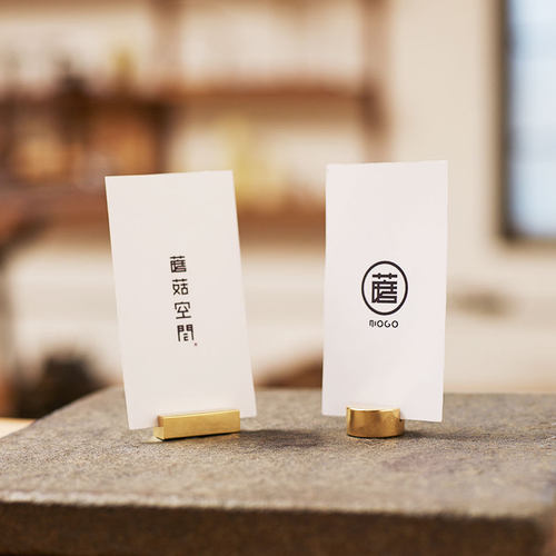 蘑菇空间 黄铜复古名片座 卡片照片架 咖啡店出餐展示托 号牌底座