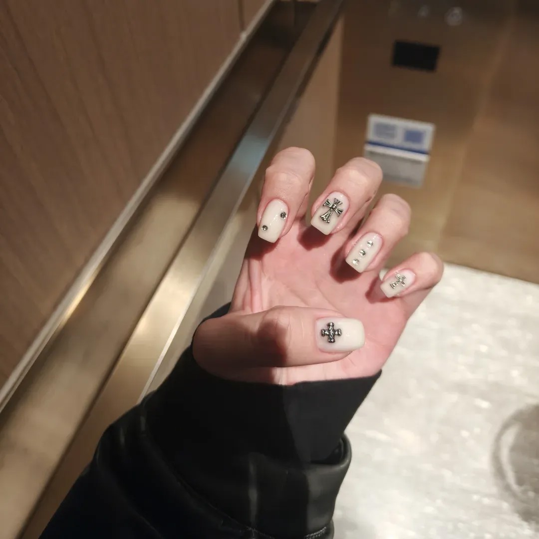 手工穿戴甲美甲高级简约绝美ins风美甲甲片成品奶白碎钻穿戴甲