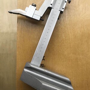 申韩申工度尺数显带表200-300 500 600 1000精度游标划线卡尺