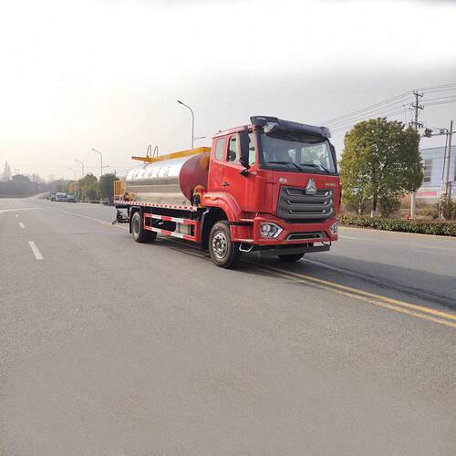 重汽HOWO沥青洒布卡车 用于厂区道路铺设和维护 智能控制