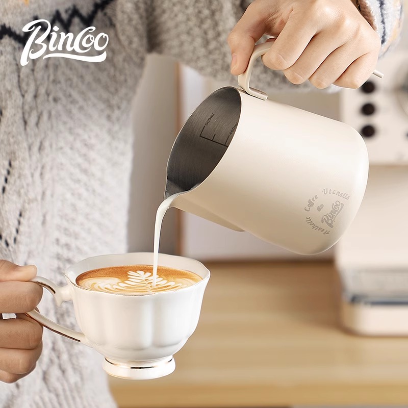 bincoo304不锈钢拉花缸专业咖啡打奶缸大斜口带刻度尖嘴奶泡杯