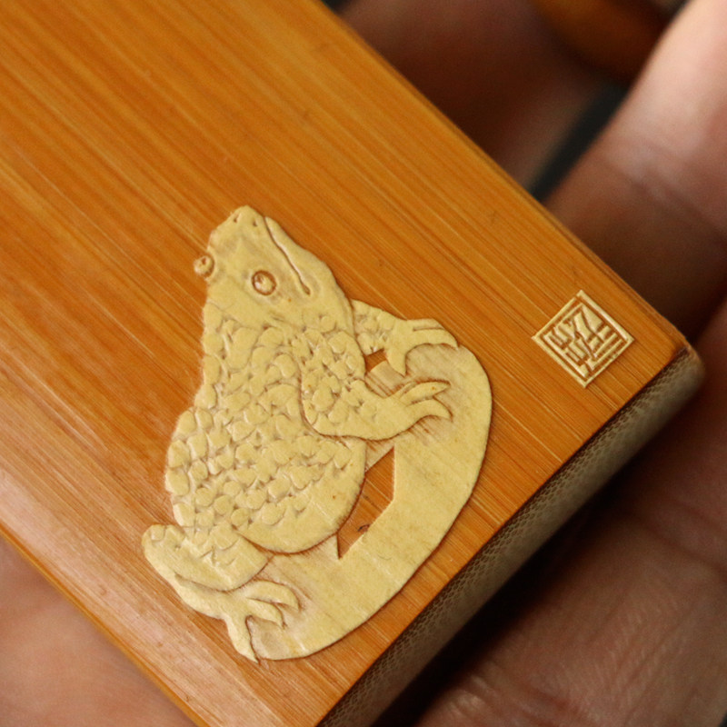 精品名家戚挺飞纯手工留青雕刻金蟾图老玉竹手牌竹雕手把玩件