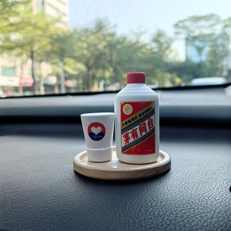 车载香薰Q版好运暴富酒瓶汽车中控摆件出风口装饰香薰石膏扩香石