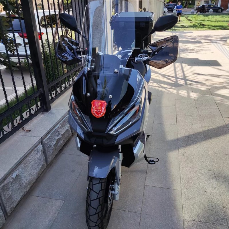 适用于三叶赛博150前挡风玻璃加高加厚前挡雨板改装风挡