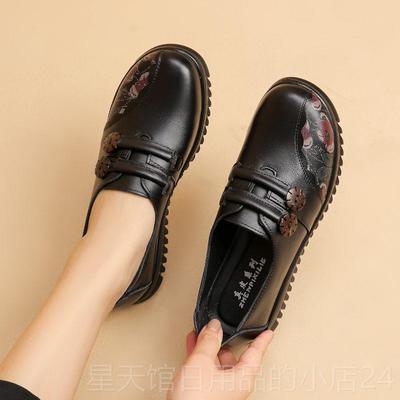 正品真皮软底妈鞋春秋款中老便皮鞋女轻舒年适闰月奶奶鞋防妈滑老