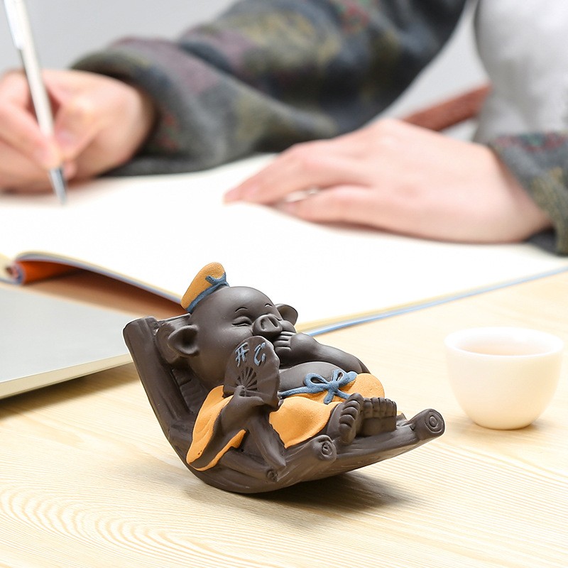 创意摇摆猪桌面摆件紫砂茶宠彩砂陶瓷摇椅猪八戒茶玩开心逗乐悠闲