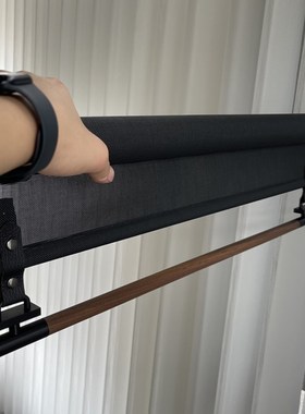 壹舍软装空间美学卧室定制黑色阳光面料卷帘胡桃木精致吊杆款