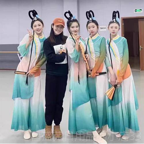 高档醉春风古典出舞中蹈服女扇子舞蹈演服儿飘逸国童风新款秧歌服