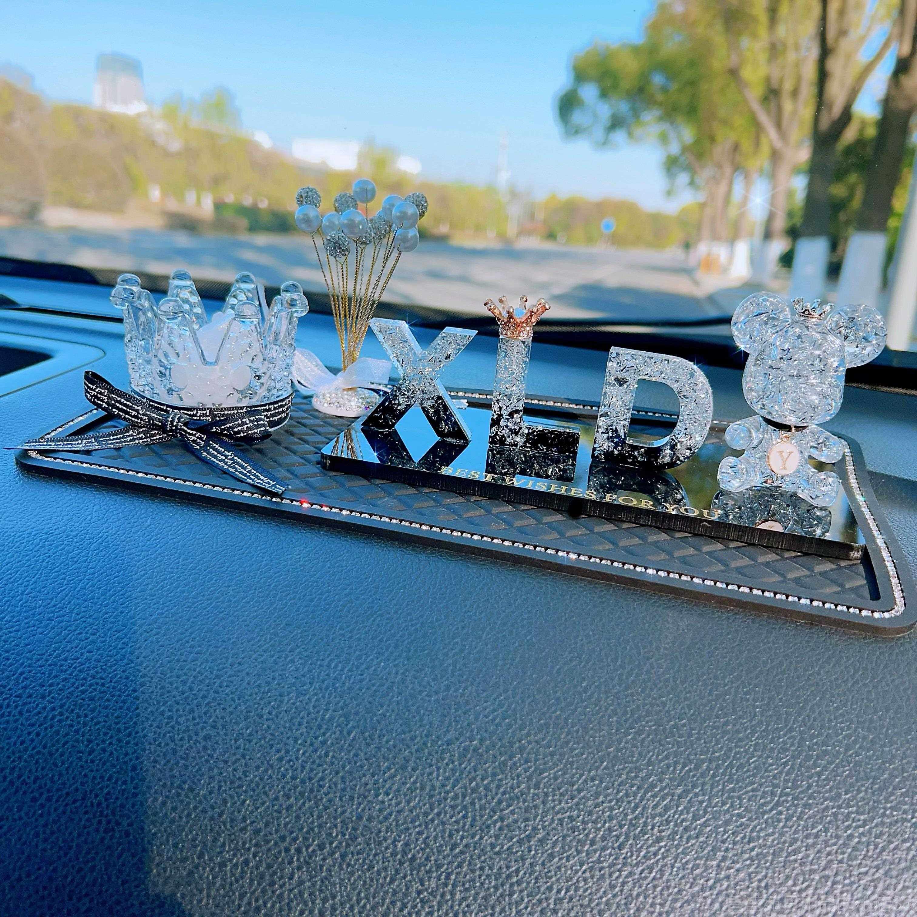 高档个性人定制姓名创字私母汽车载意网女神款中控台仪红表盘摆件