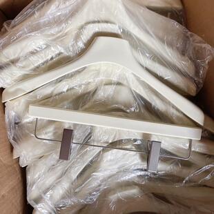 店白色实木衣架服装用iSyxe5Zn奶塑料仿衣木米防滑撑衣服挂无专痕