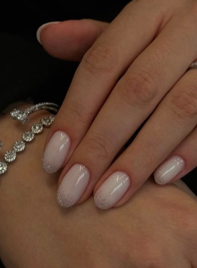 冬日白色海莉穿戴甲手工中长款简约老钱美甲高级绝美杏仁指甲