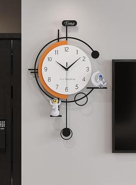 E4网C2025新款创意红表钟客厅简约现455挂代家用时尚大气摇摆时钟