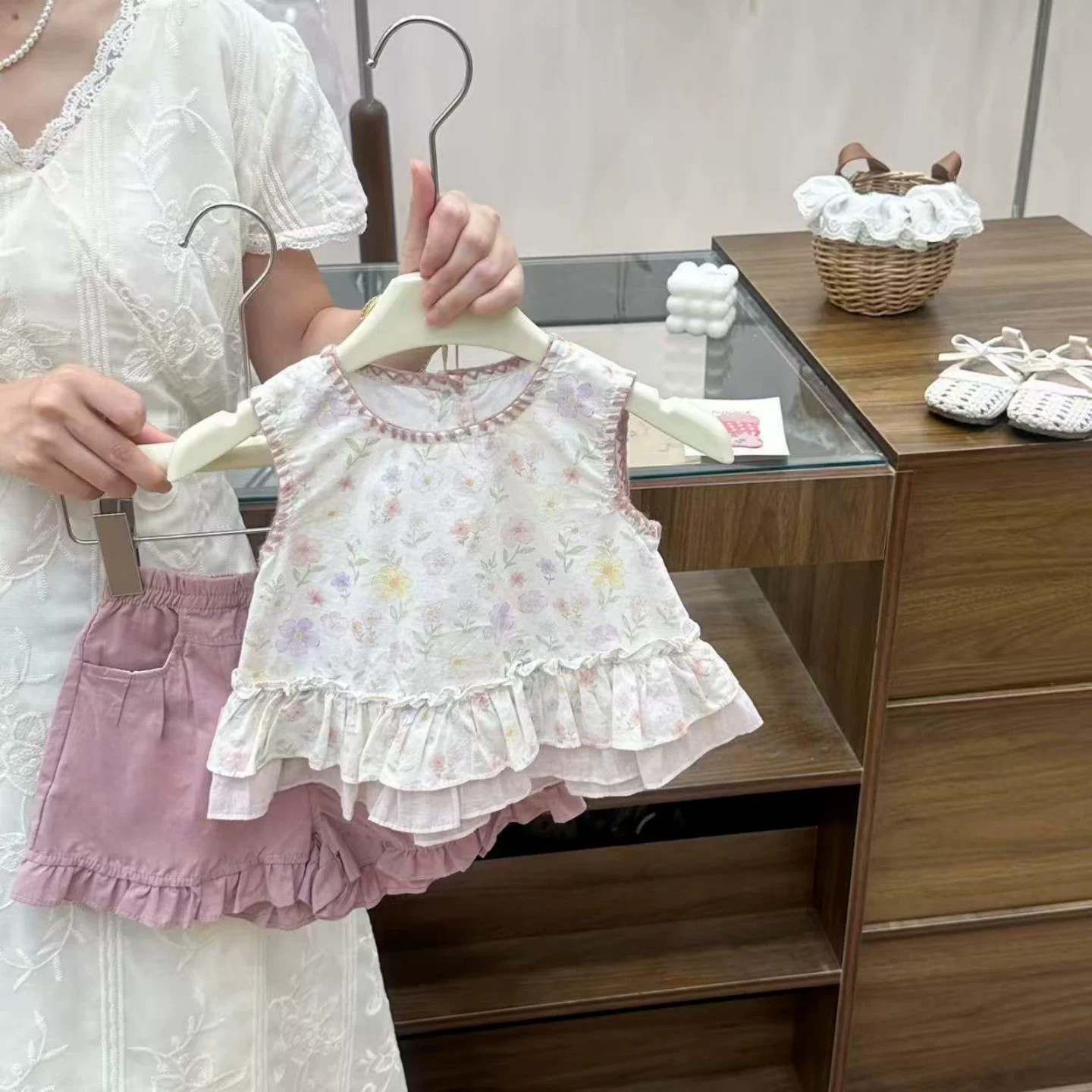 碎花无袖上衣花边短裤两件套