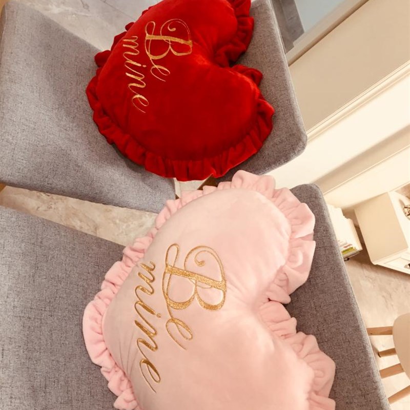 日系创意礼品婚庆正红色粉色爱心抱枕沙发办公室靠垫水晶绒床头垫