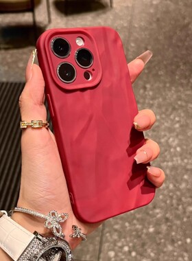 ins小众红色肤感褶皱适用苹果15ProMax手机壳13简约iPhone16/16promax高级感14pro全包13防摔12软新年11情侣x
