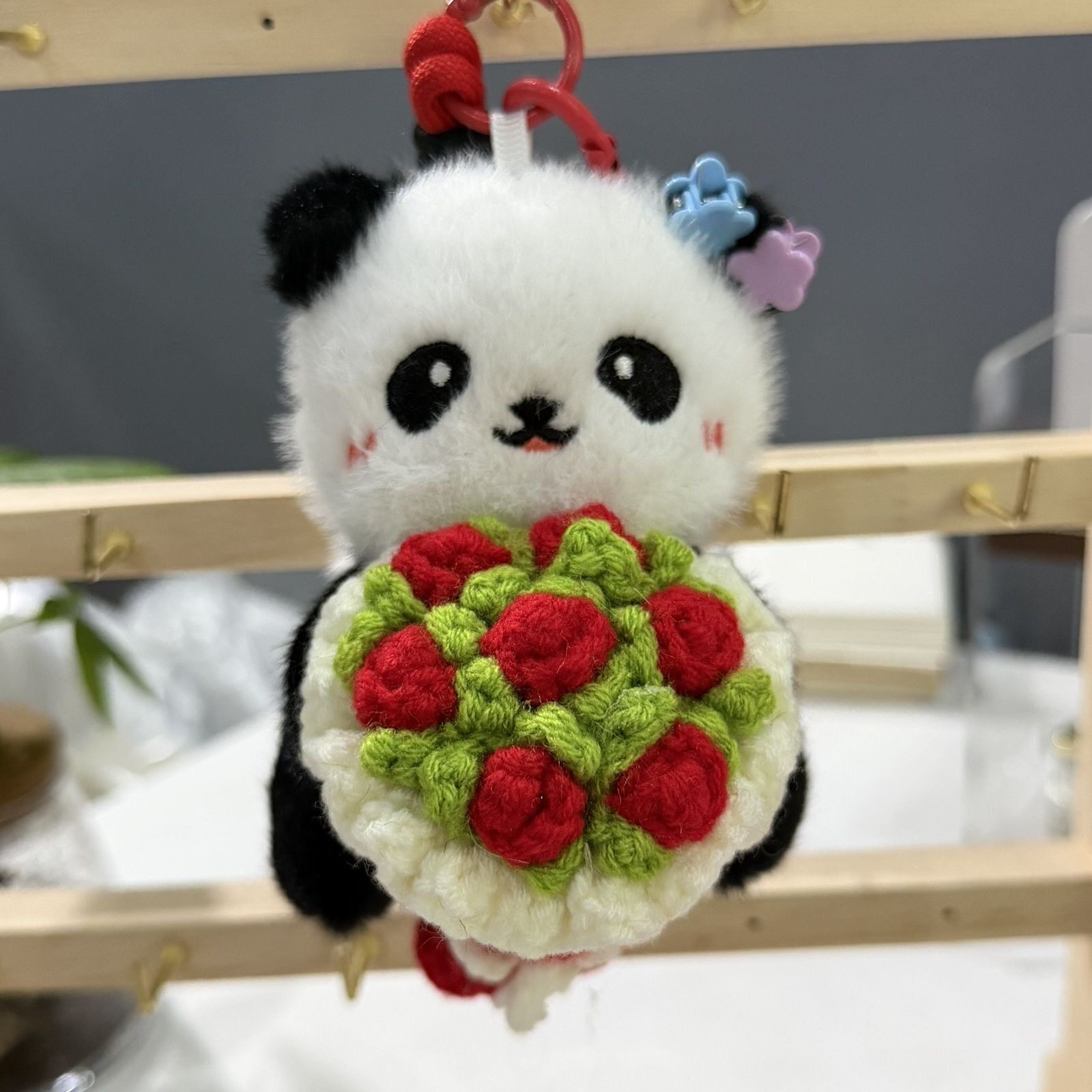 可爱抱花束熊猫挂件爆款热销成都网红爷爷同款钥匙扣包挂件礼物