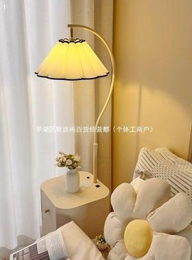 卧室奶油落地灯氛围感花装URY饰朵风客厅沙发床头柜台灯一体旁置