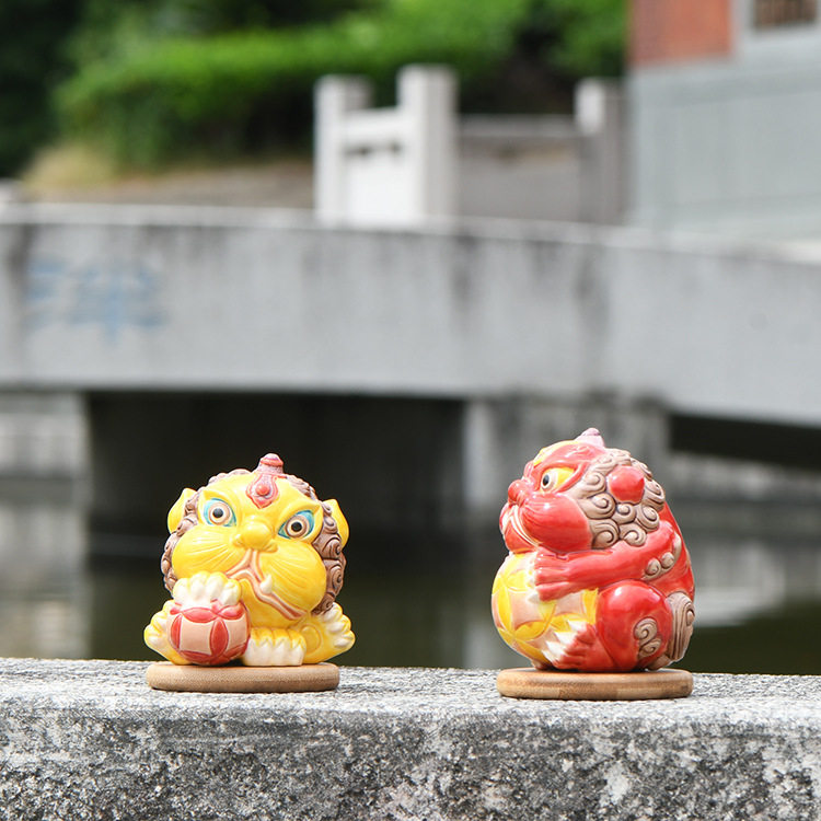 吉狮行乐陶瓷工艺品 手绘传统交趾陶艺术摆设 汽车装饰车载摆件