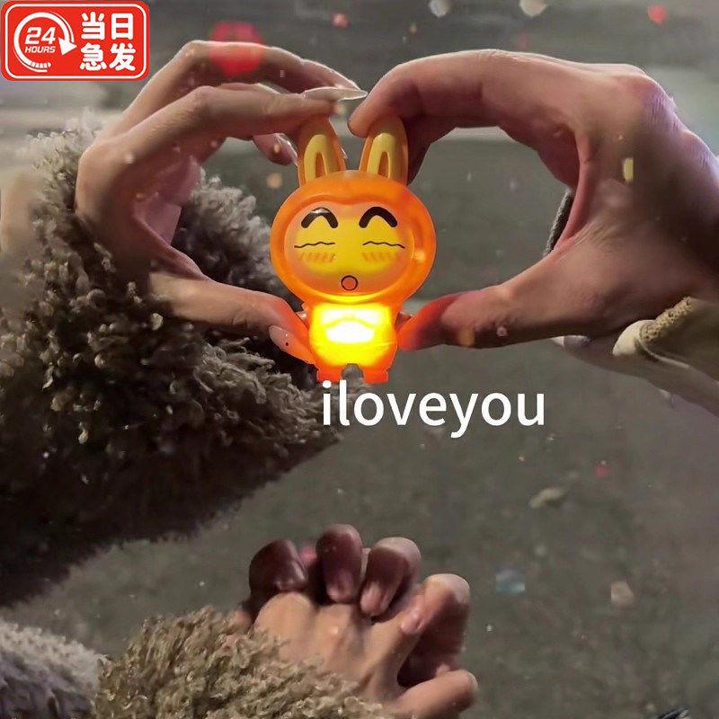 会说iloveyou发声玩偶牵手感应发声挂件公仔表白发光玩具