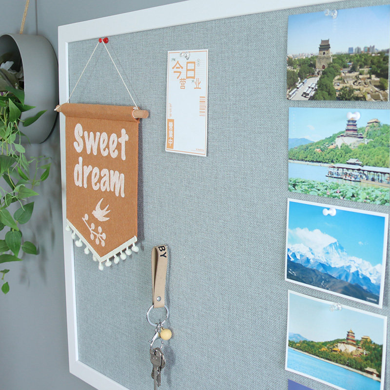 白色边框软木板照片墙浅灰色创意搭配颜色背景墙留言板展示墙定制