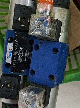 电磁阀 型号4WE6H-6X/ED24 实物拍摄。蓝色