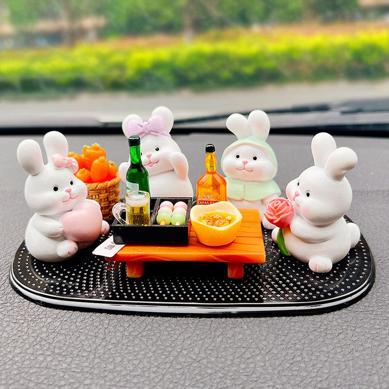 可爱卡通小兔子汽车摆件中控台车载公仔兔年车内装饰品创意个性女