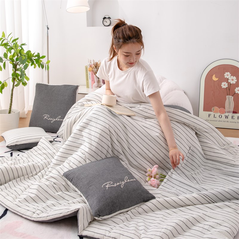 条纹简约全棉二合一抱枕被子两用四季通用多功能车载午睡毯空调被
