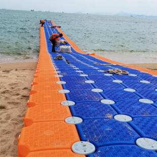 船水上摩托艇位W-21头停靠海上冲浪浮桥塑料浮筒浮码台靠游艇泊码