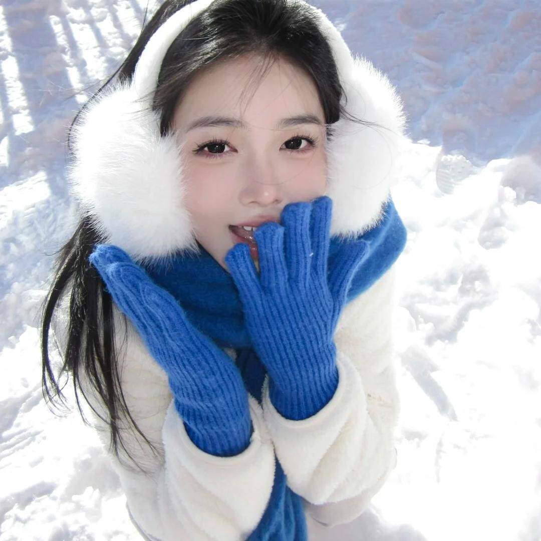 冬日出片神器！韩系蓝色围巾马海毛防冻手套加厚耳罩东北旅行穿搭