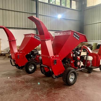 可移动树枝树叶粉碎机小型汽油碎枝机干湿两用树枝粉碎机