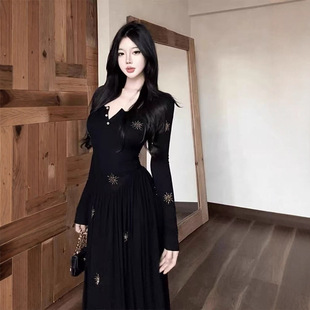 高级感气质收腰大摆长裙子 连衣裙女早秋季 法式 纯欲风v领烫钻长袖