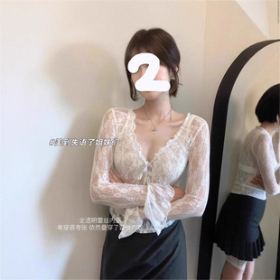 V领喇叭袖 今年流行漂亮小衫 上衣 女皮草内搭秋冬款 镂空蕾丝打底衫