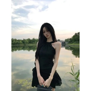 法式高级感气质蝴蝶结黑色挂脖连衣裙2025夏季新款收腰显瘦小黑裙