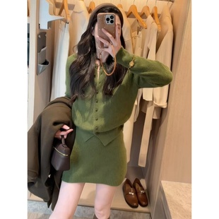 套装 显白绿色圆领单排扣针织上衣显瘦包臀半身裙两件套 女2025新款