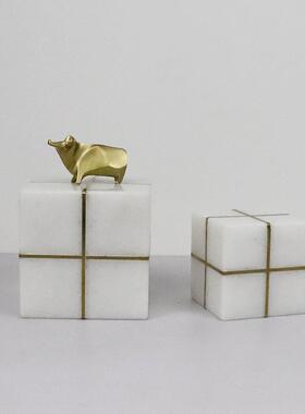 现代简几形白何色约大理石嵌铜条1方块档镇书纸饰品摆件