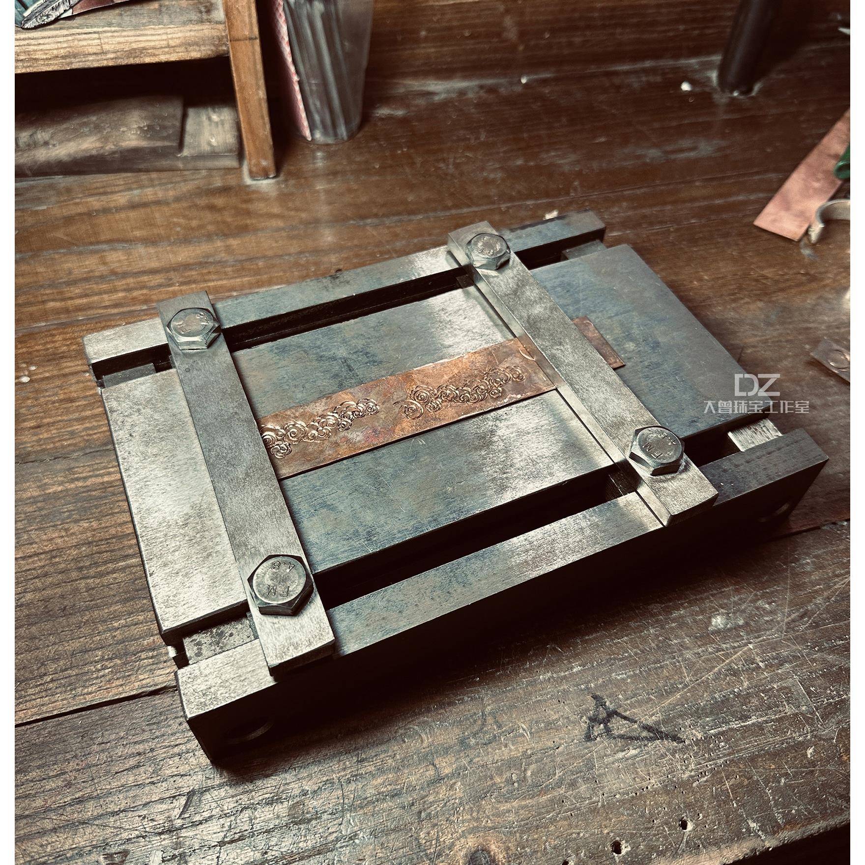 手工錾刻操作台錾刻板錾刻台錾花板錾花台錾花錾刻铁板铁台操作台