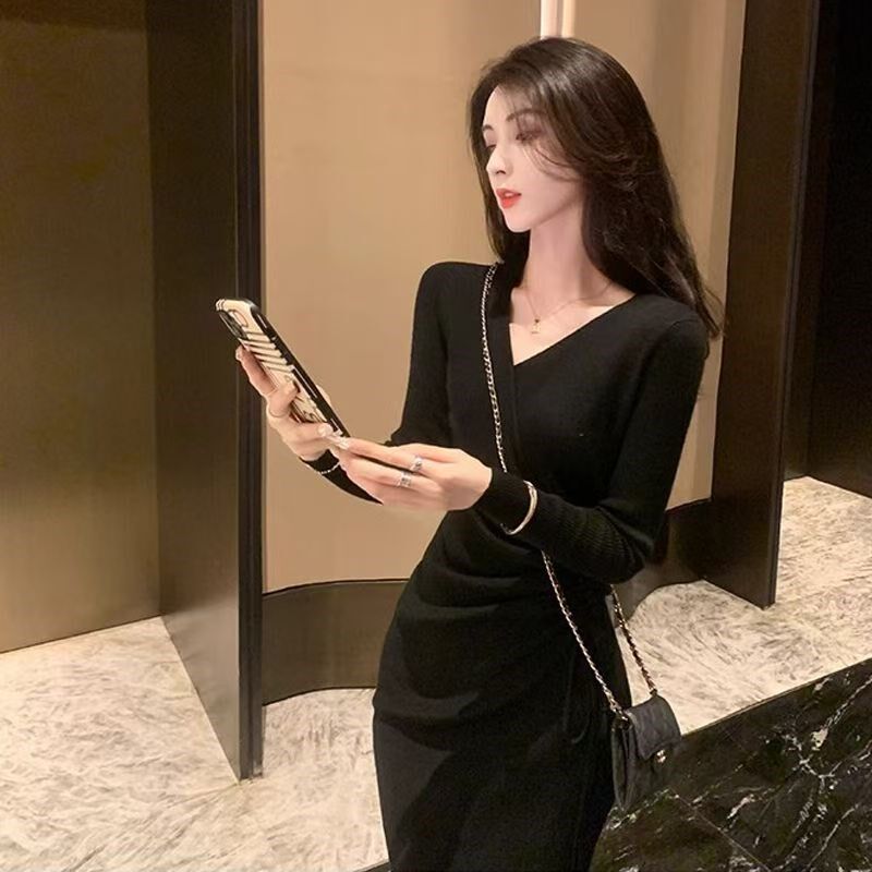 配大衣黑色针织连衣裙女秋冬新款修身显瘦中长款内搭V领包臀裙子