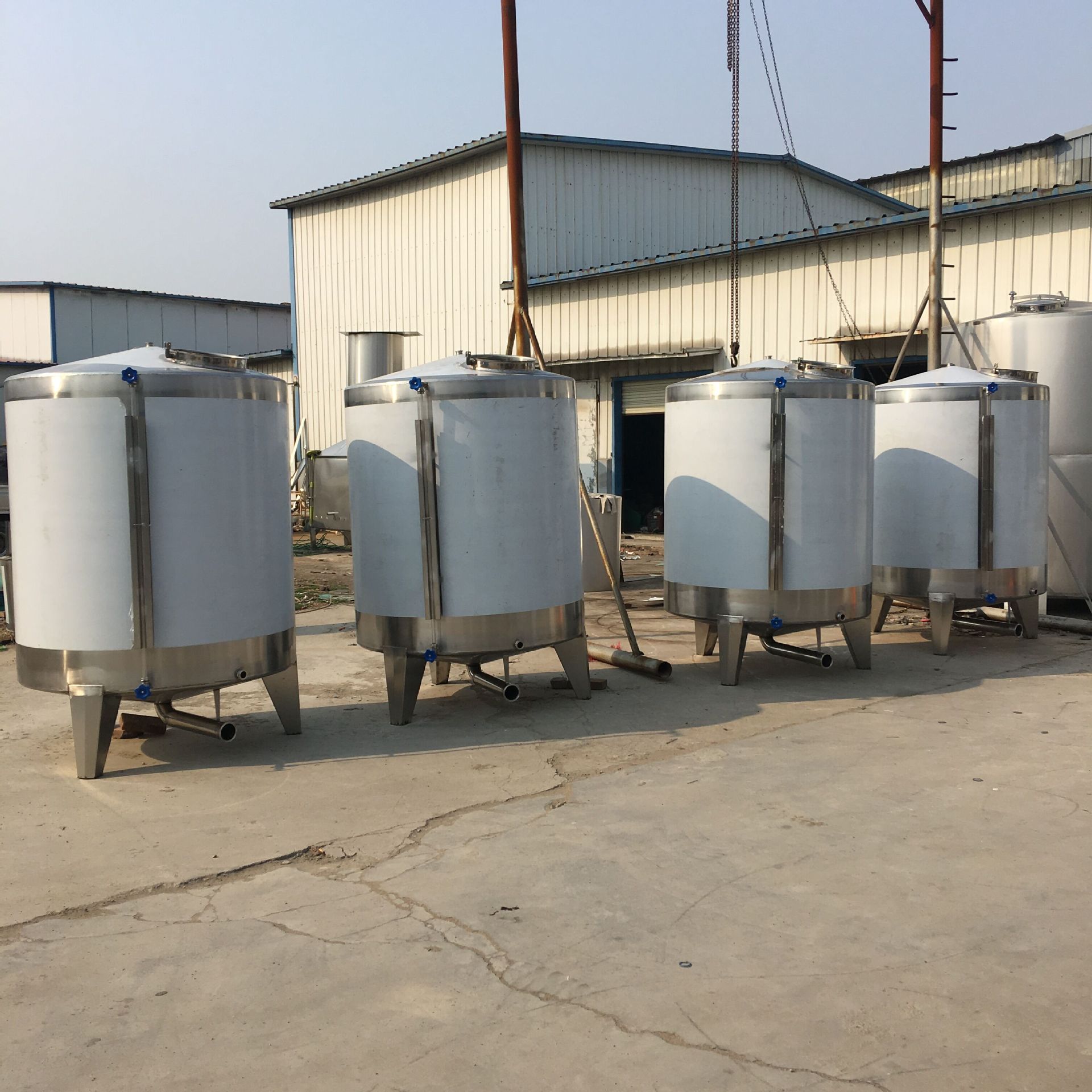泰安不锈钢酒容器 立式带腿酒容器 304不锈钢储罐化工厂储存罐