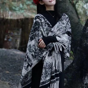秋冬新款水墨黑白花纹围巾秋季围脖女韩版百搭高级感保暖斗篷披肩