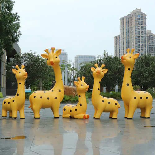 幼儿园卡通长颈鹿雕塑户外玻璃钢动物摆件商场售楼处景观装饰小品