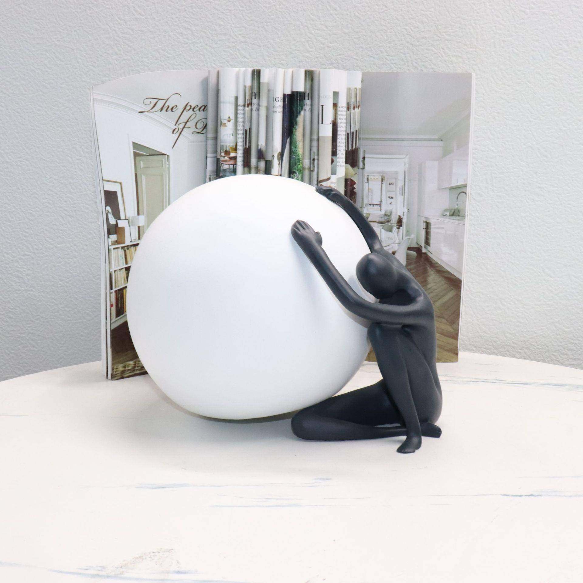 意人物艺抱球人饰摆创件酒店雕塑人C像装WOU品展术台玄关柜软装摆