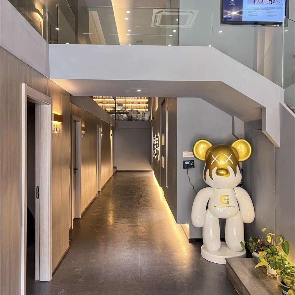 网红暴力熊大摆件玻璃钢潮流卡通雕塑美发店铺门口公仔落地装饰物