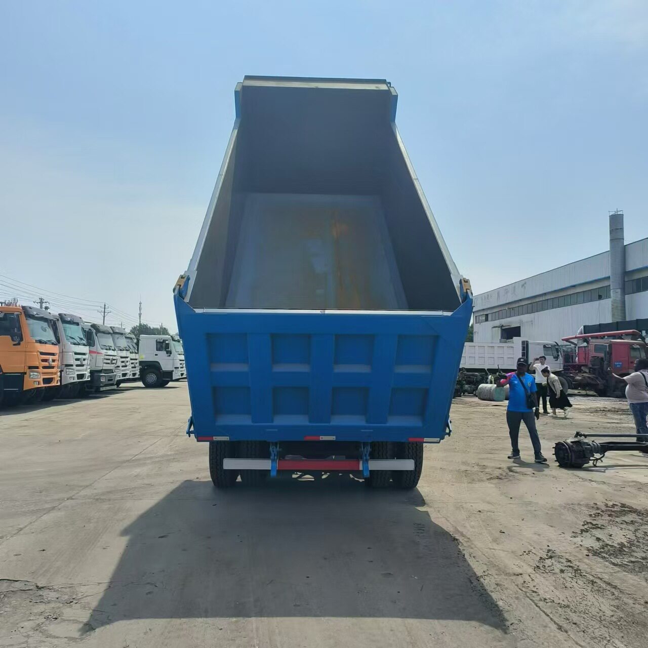 跨境出口豪沃后八轮6X4高箱翻斗自卸工程自卸车375马力渣土自卸车