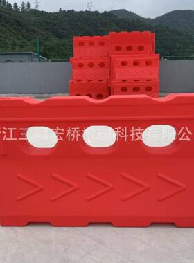 宏桥1500*800cm8公斤不漏水滚塑新料高速公路三孔水马